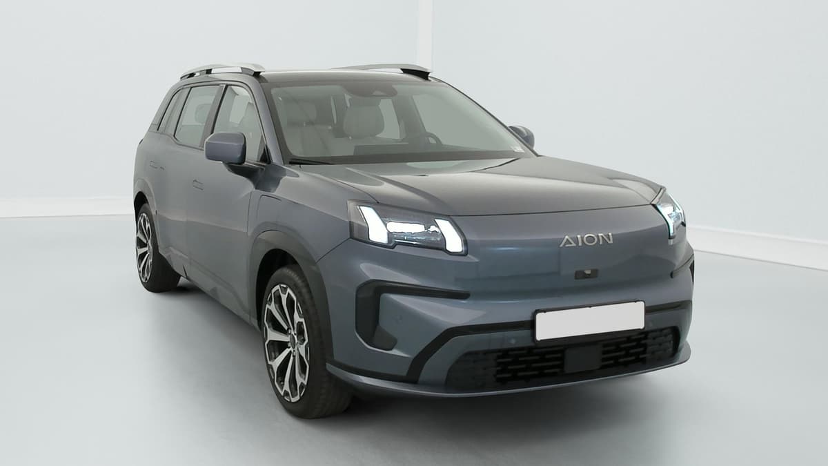 Aion V : SUV vu de l'avant trois quarts gauche avec phares à LED et jantes bicolores