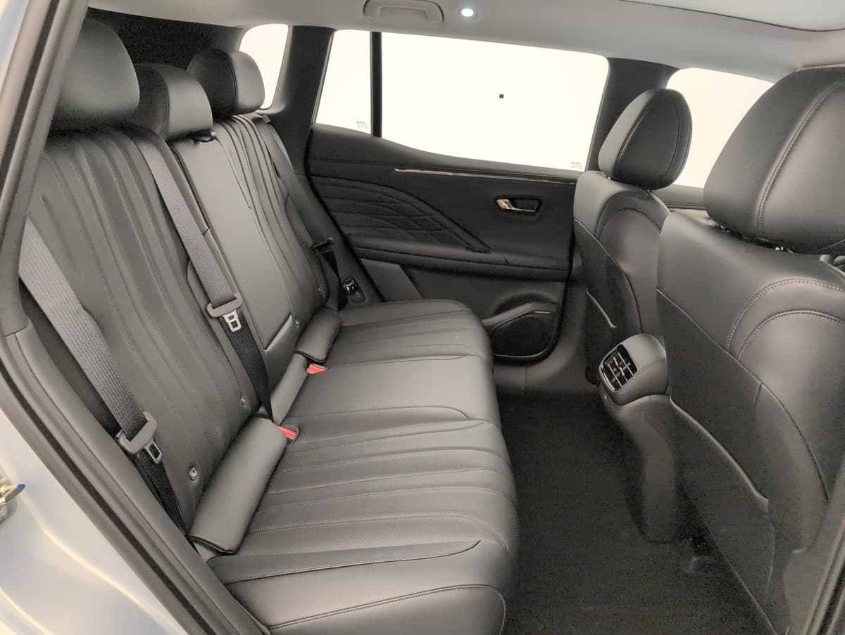 Aion V : banquette arrière noire avec ceintures et buses de ventilation vue par la portière