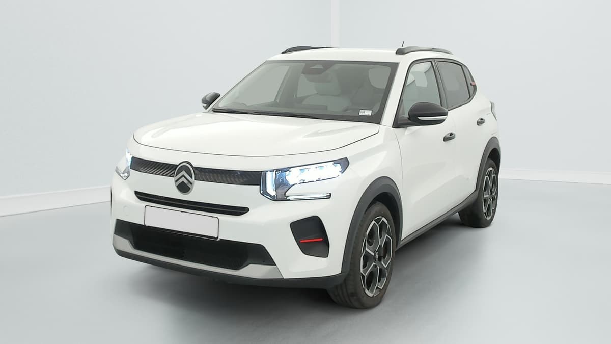 Citroën C3 : avant trois quarts gauche, blanc, avec projecteurs allumés et jantes bicolores