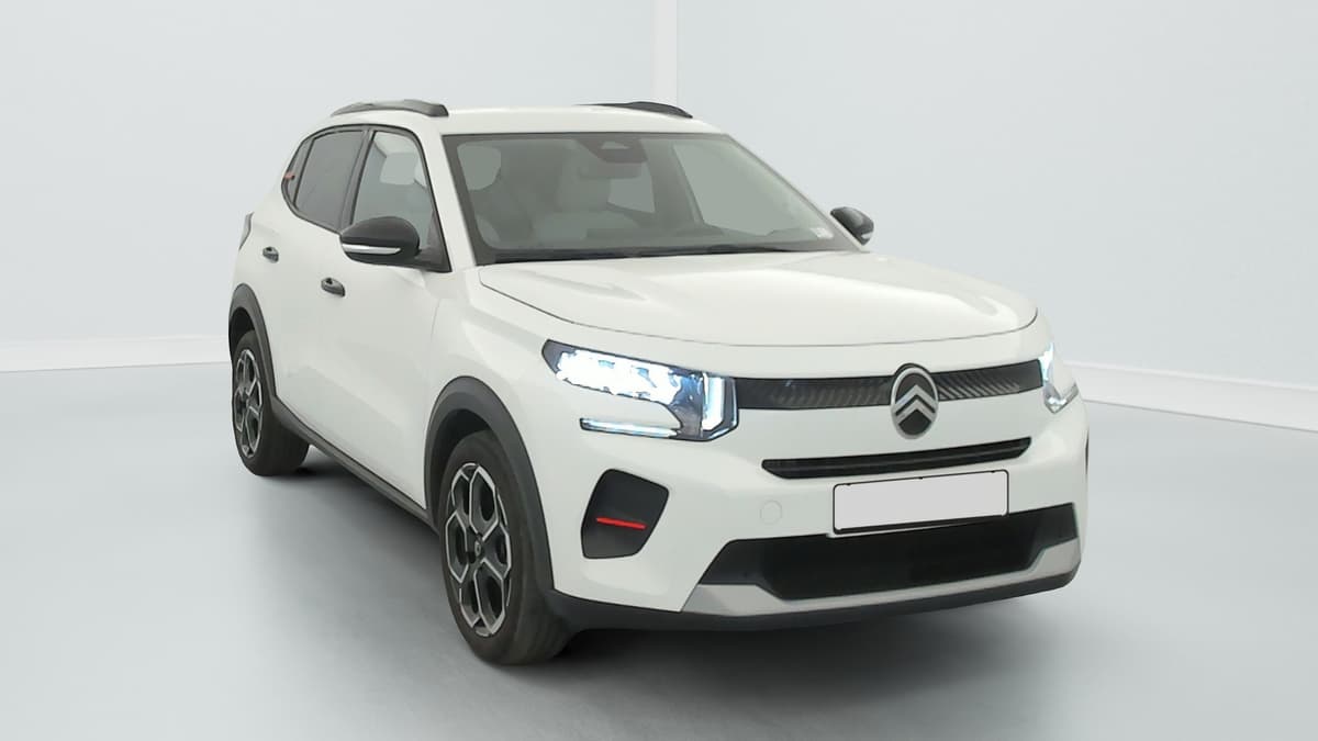 Citroën C3 : vue avant trois quarts droit avec projecteurs allumés et jantes bicolores