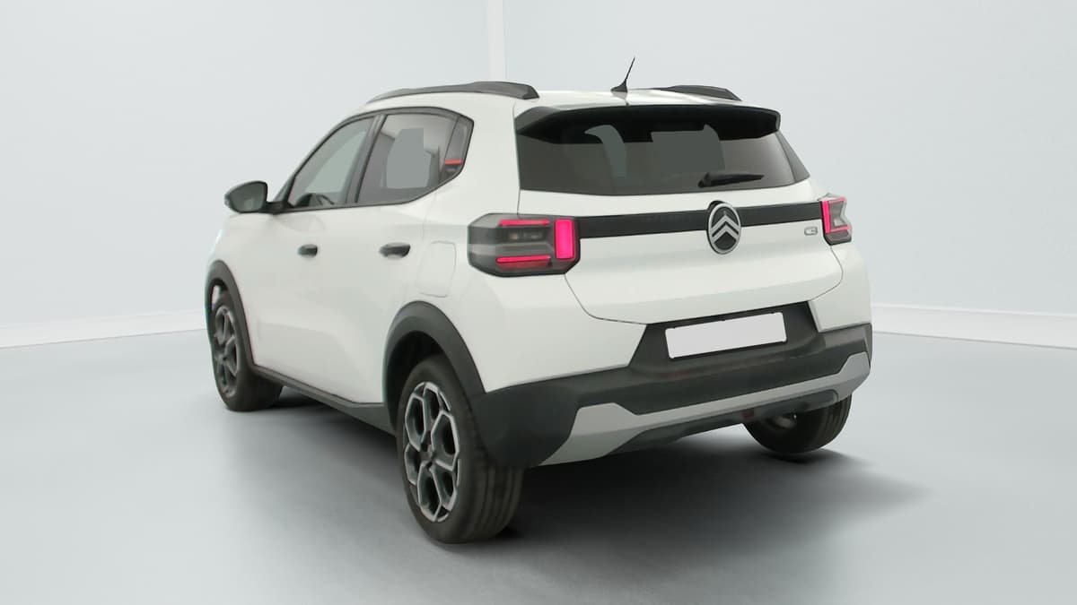 Citroën C3 : arrière trois quarts gauche avec feux à LED, jantes alliage et barres de toit noires
