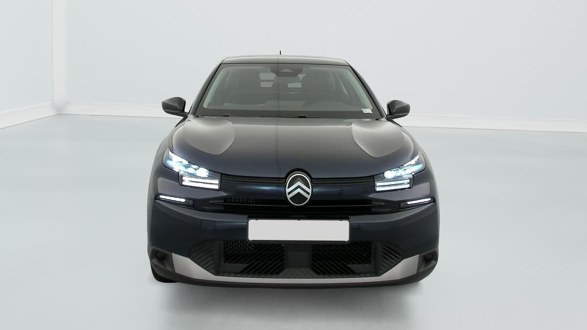 Citroën C4 : face avant avec projecteurs allumés et feux diurnes à signature lumineuse