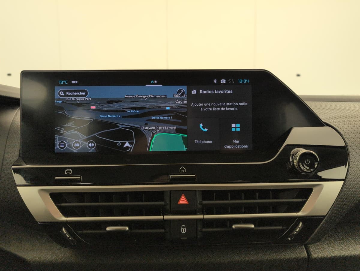 Citroën C4 : écran tactile central avec navigation, aérateurs et feux de détresse