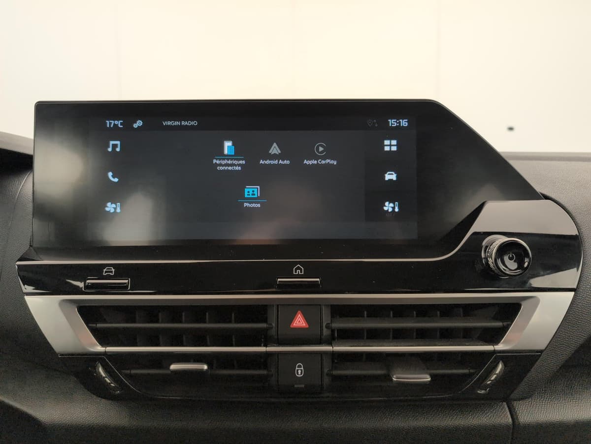 Citroën C4 : écran tactile central avec menu Android Auto et Apple CarPlay, aérateurs dessous