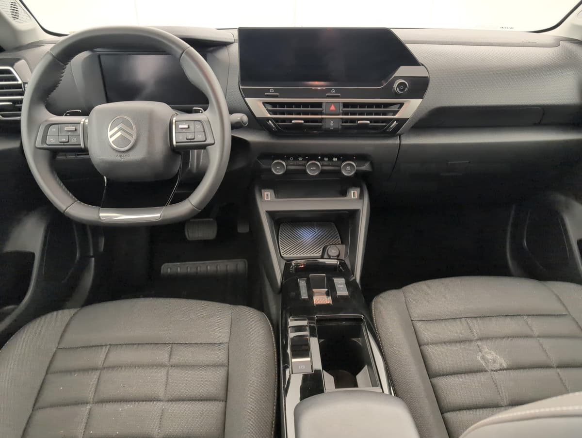 Citroën C4 : planche de bord avec écran tactile, volant et levier de vitesses