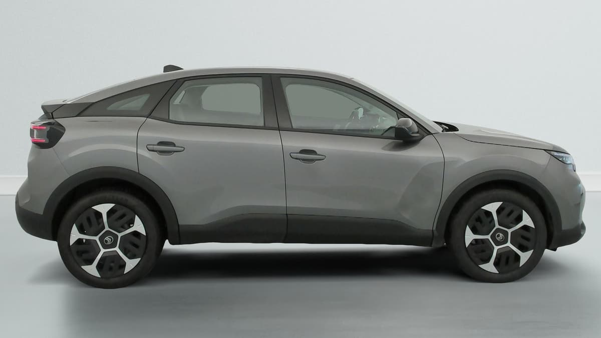 Citroën C4 : profil droit du SUV gris avec enjoliveurs bicolores et bas de caisse noir
