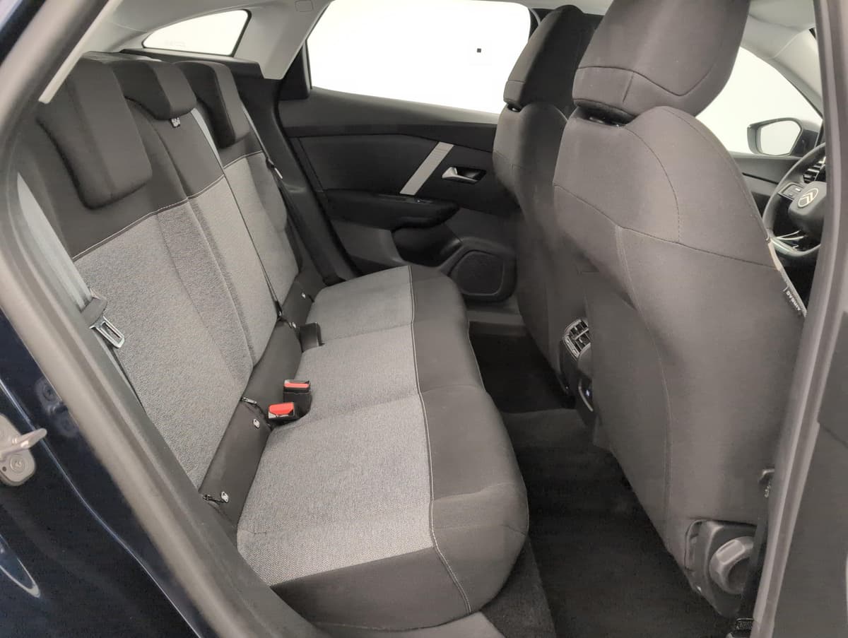 Citroën C4 : banquette arrière en tissu gris et noir vue par la portière arrière ouverte
