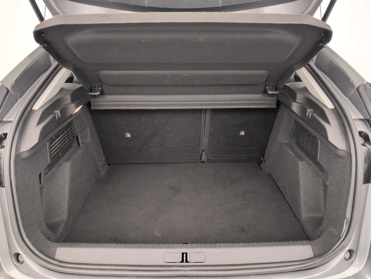 Citroën C4 : coffre ouvert avec plancher plat et cache-bagages moquetté