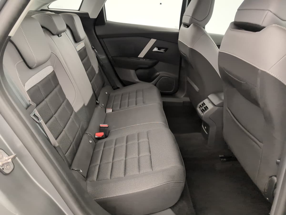 Citroën C4 : banquette arrière en tissu gris et noir vue par la portière ouverte