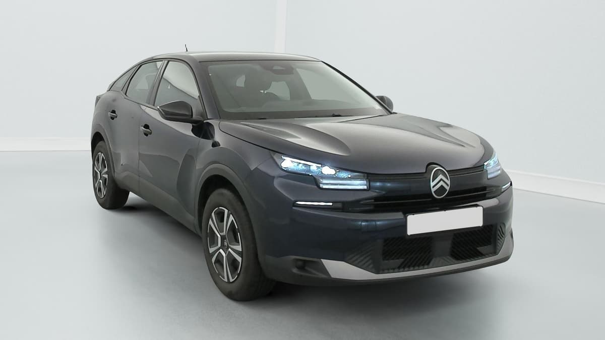 Citroën C4 : vue avant trois quarts droit avec projecteurs allumés et coques de rétroviseurs noires