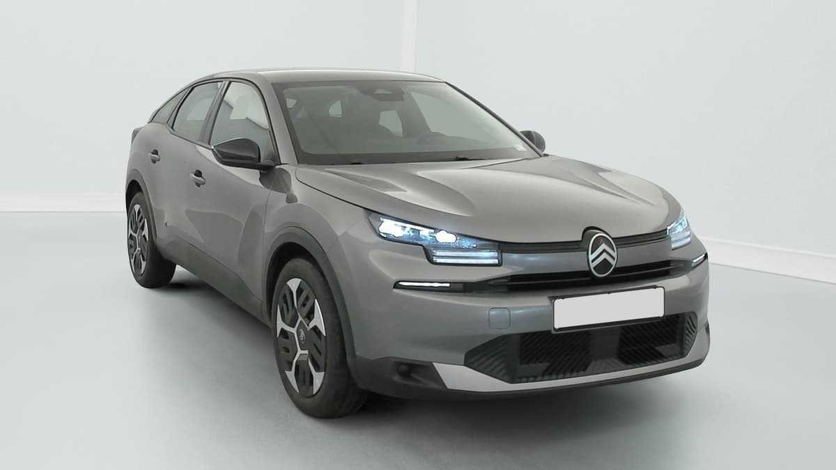 Citroën C4 : vue avant trois quarts gauche, projecteurs LED allumés et jantes bicolores