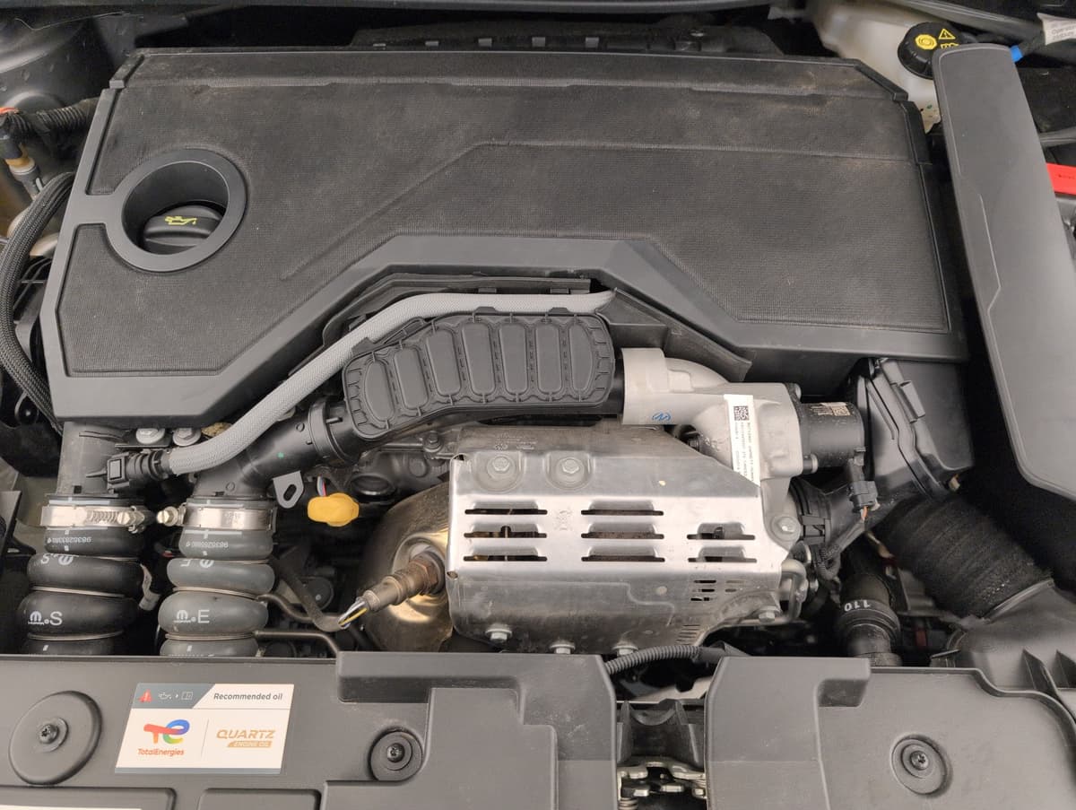 Citroën C4 : compartiment moteur avec cache noir, bouchon d'huile et écran thermique métallique