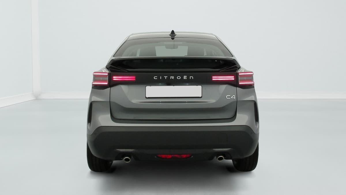 Citroën C4 : face arrière avec feux à LED allumés et double sortie d'échappement