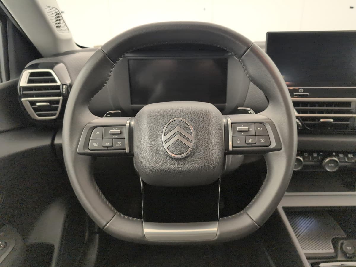 Citroën C4 : volant multifonctions avec commandes au pouce devant le combiné numérique