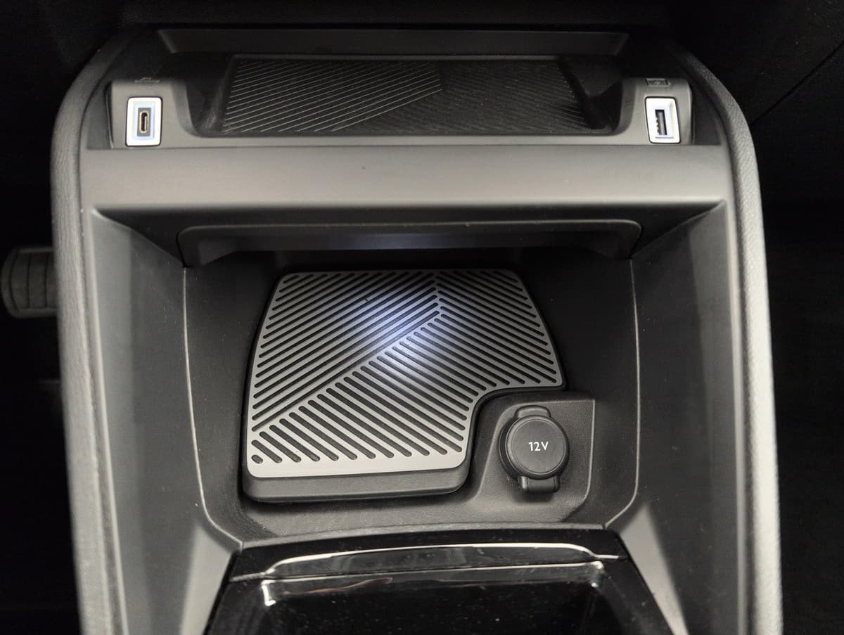 Citroën C4 : console centrale avec rangement éclairé, prises USB et prise 12 V