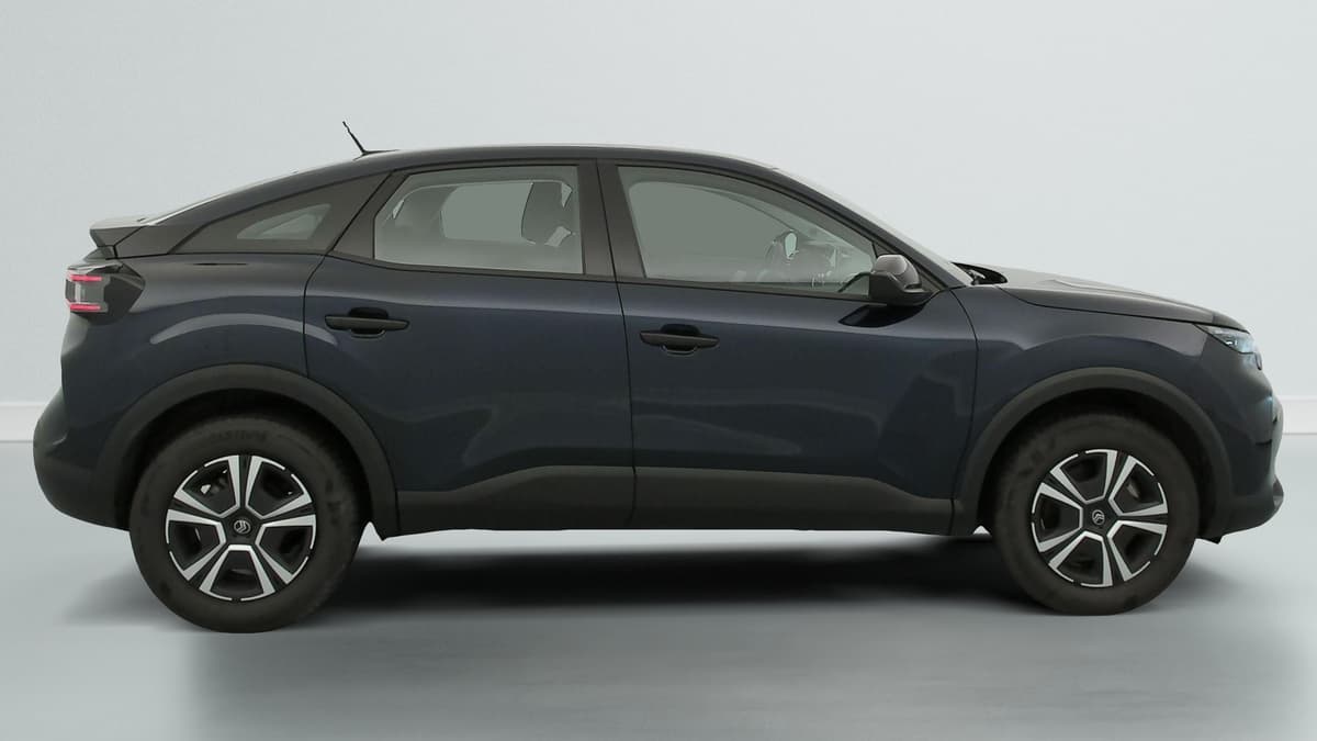 Citroën C4 : profil droit du SUV bleu sombre avec bas de caisse noir mat