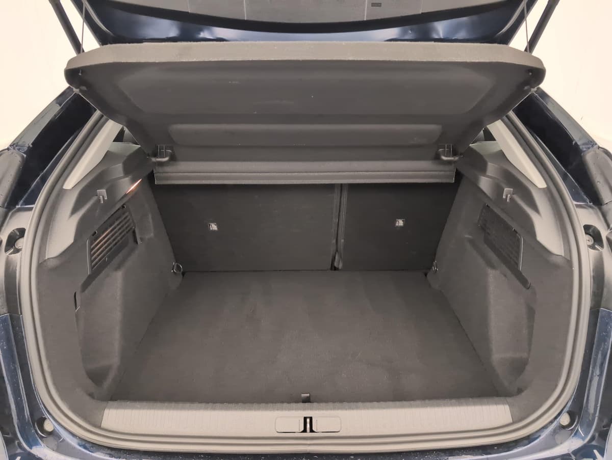 Citroën C4 : coffre ouvert avec tablette cache-bagages et dossiers de banquette rabattables