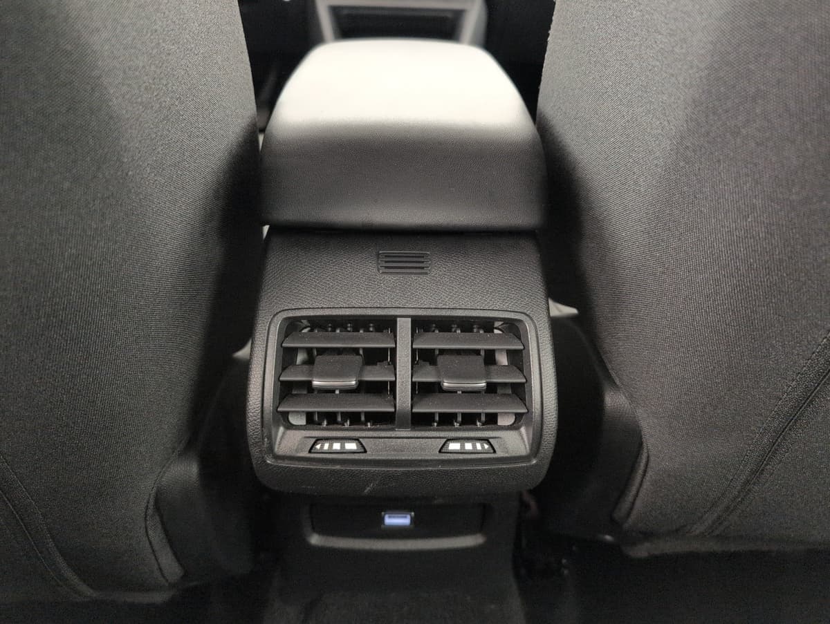 Citroën C4 : aérateurs centraux arrière et prise USB à l'arrière de la console centrale