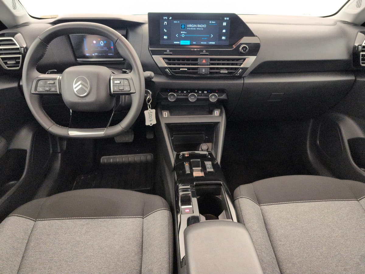 Citroën C4 : planche de bord avec volant, écran tactile et console centrale avec accoudoir