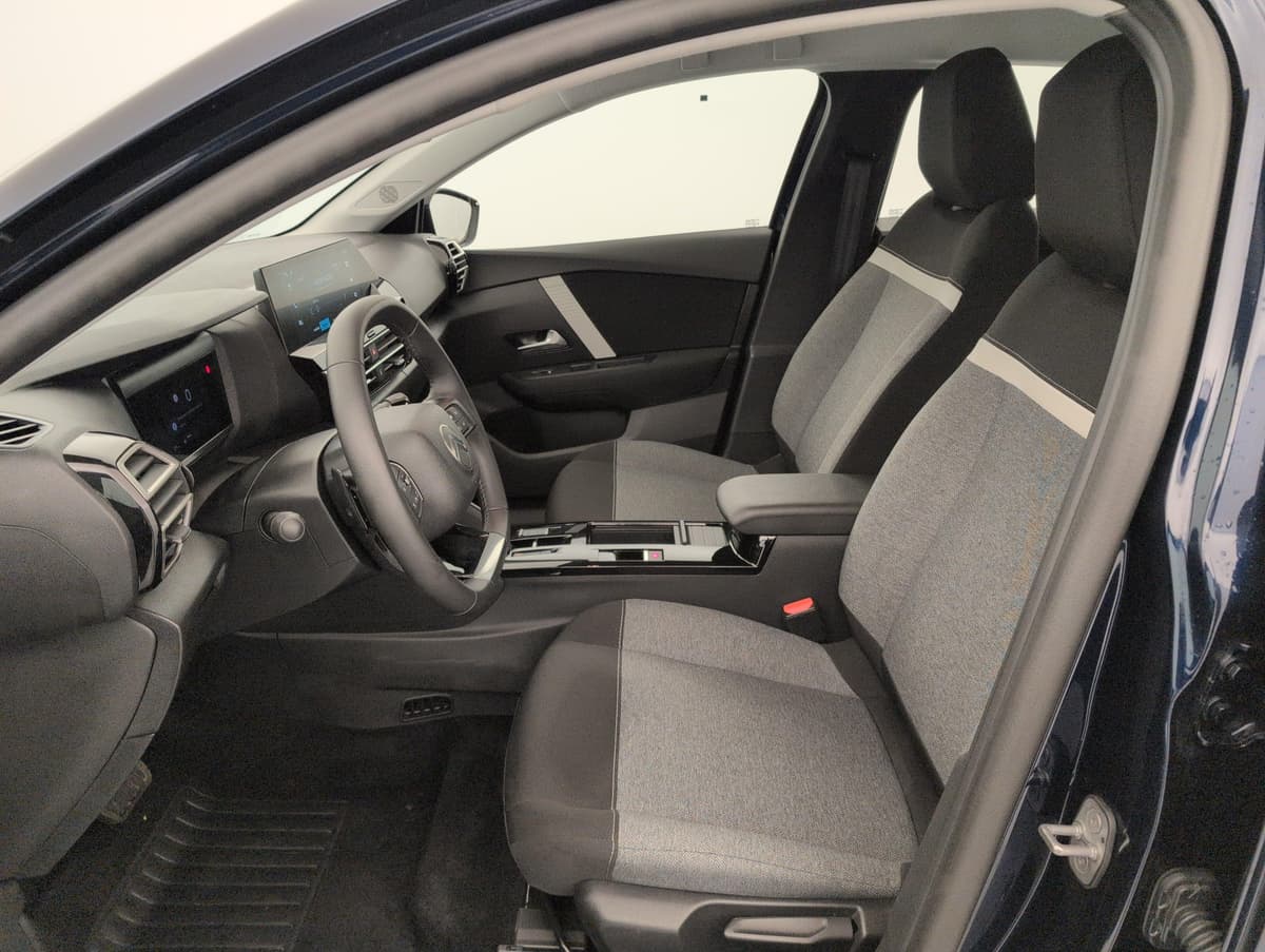 Citroën C4 : habitacle avant côté conducteur avec sièges en tissu gris et volant