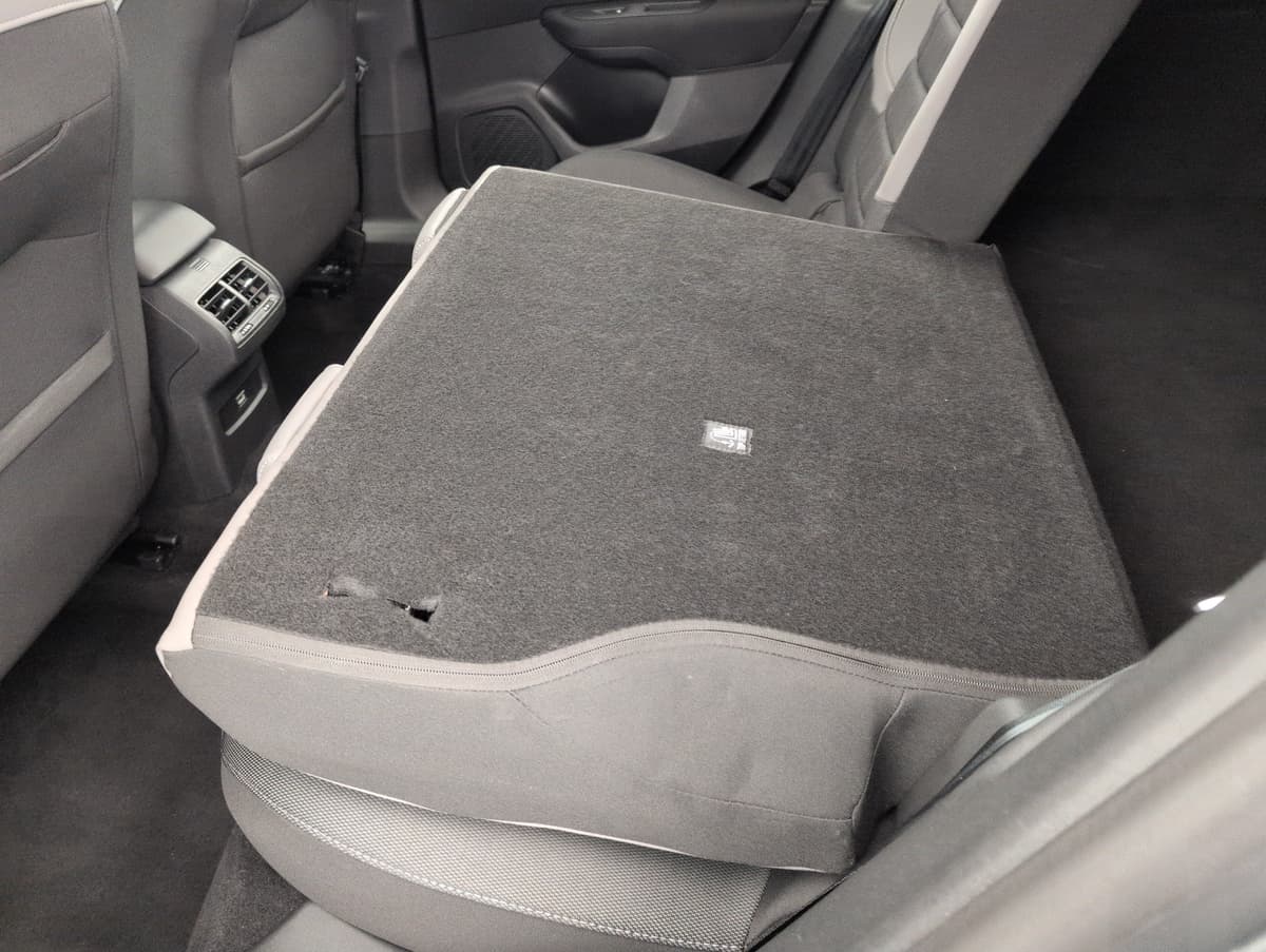 Citroën C4 : dossier de banquette arrière rabattu avec aérateurs et prise USB à l'arrière