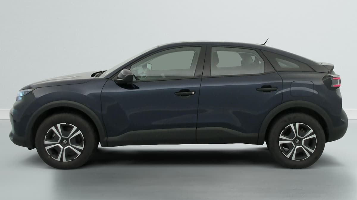 Citroën C4 : profil gauche d'un SUV bleu foncé à bas de caisse noirs et jantes bicolores