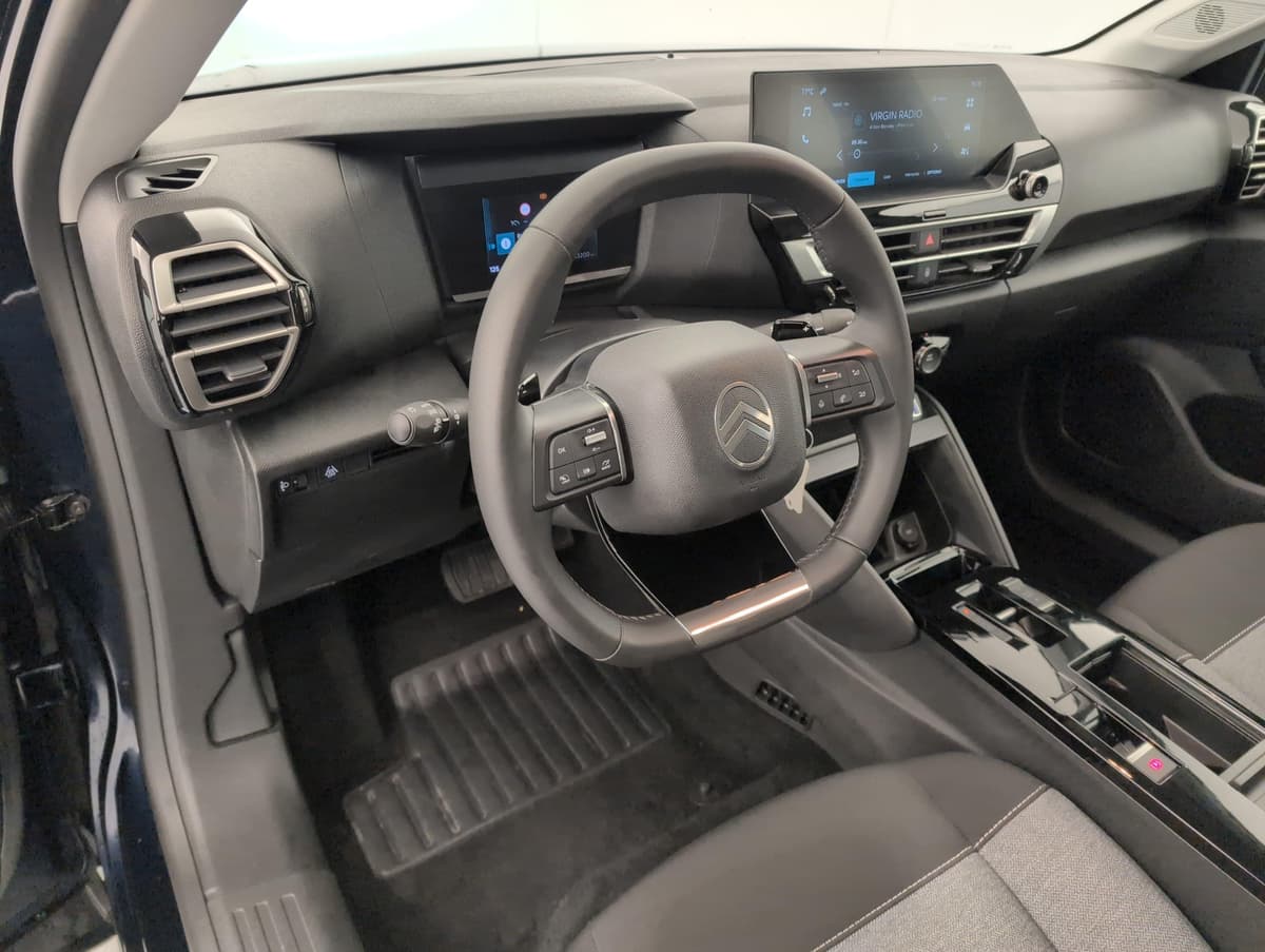Citroën C4 : poste de conduite avec volant, combiné numérique et écran central tactile