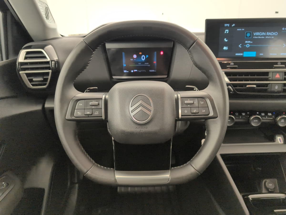 Citroën C4 : volant avec commandes au volant, combiné numérique et écran central