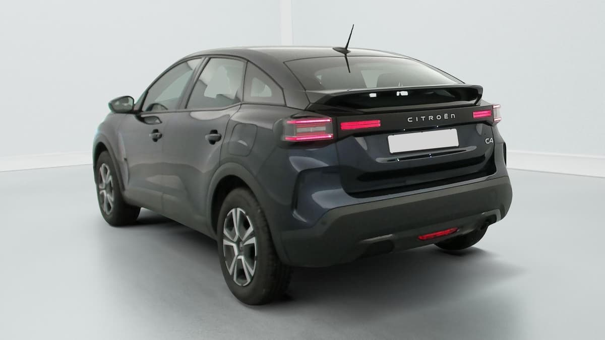 Citroën C4 : vue arrière trois quarts gauche, feux arrière à LED et jantes bicolores