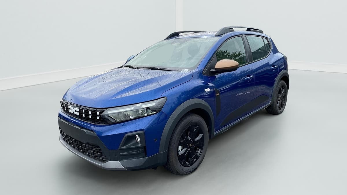Dacia Sandero Gpl : avant trois quarts gauche avec barres de toit, jantes noires et feux anti brouillard