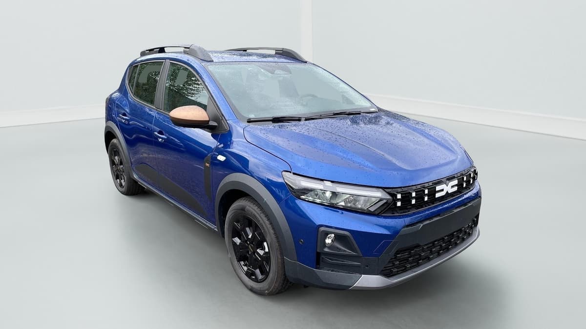 Dacia Sandero Gpl : vue avant trois quarts droit avec barres de toit et jantes noires