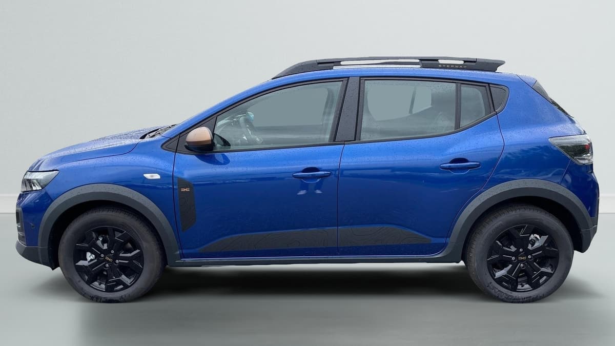 Dacia Sandero Gpl : profil gauche bleu avec barres de toit, jantes noires et protections de bas de caisse