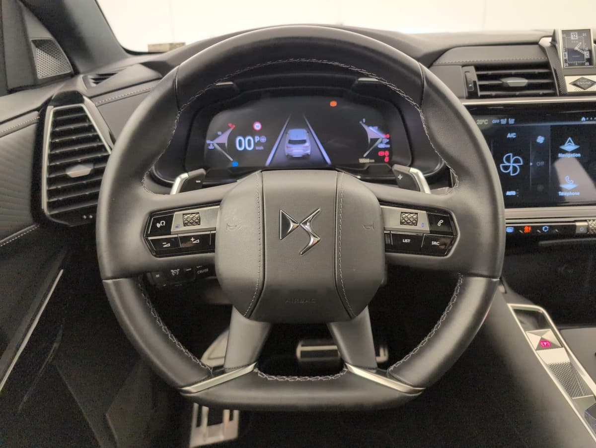 Ds DS7 : volant avec commandes au volant, palettes et combiné numérique derrière