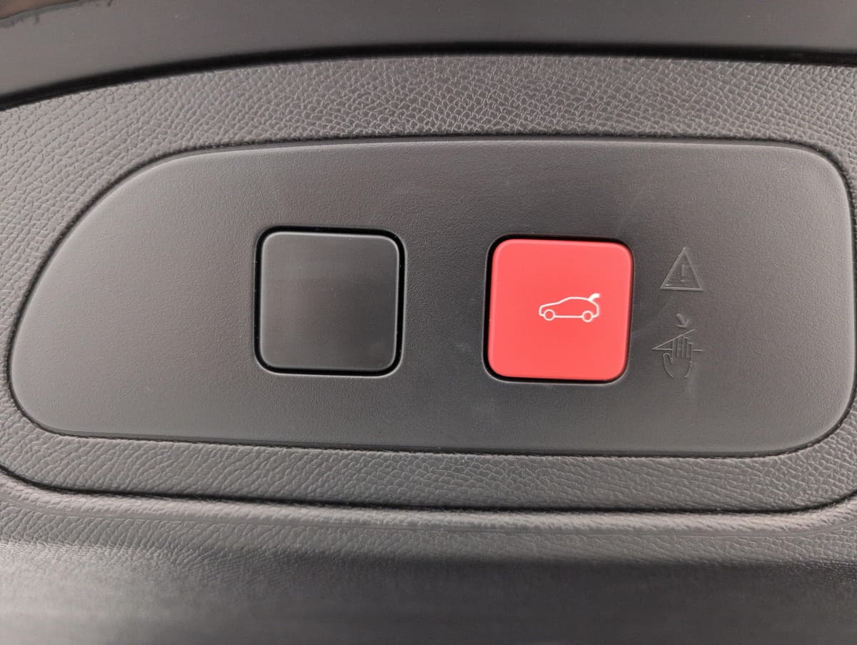 Ds DS7 : bouton rouge de fermeture du hayon sur la garniture du coffre