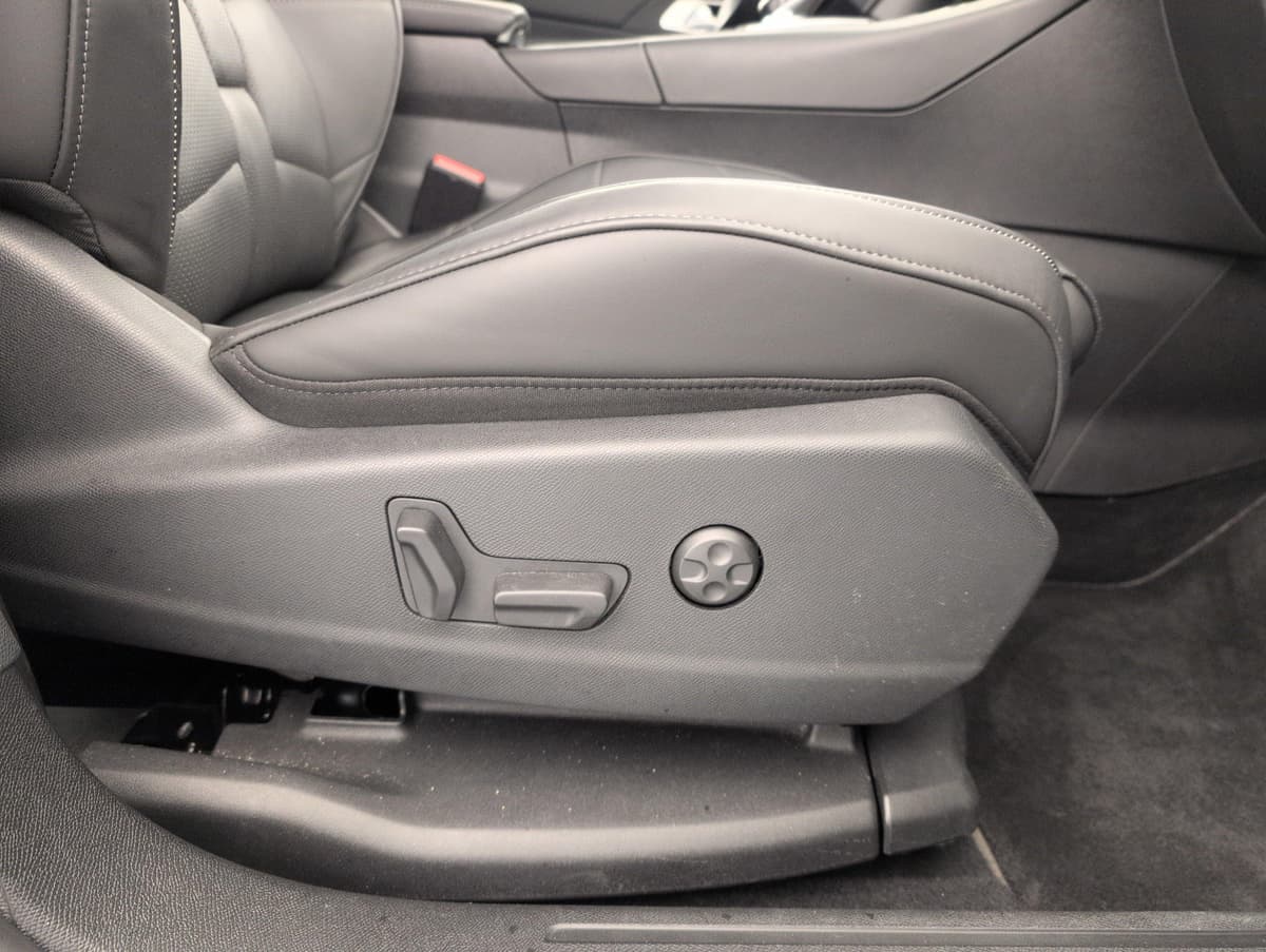 Ds DS7 : commandes électriques du siège avant sur le flanc de l'assise