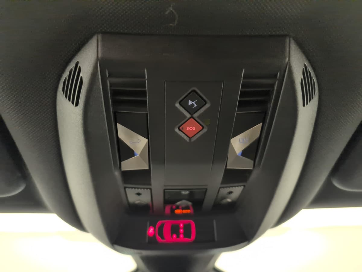 Ds DS7 : module de plafonnier avec bouton SOS et commandes d'éclairage