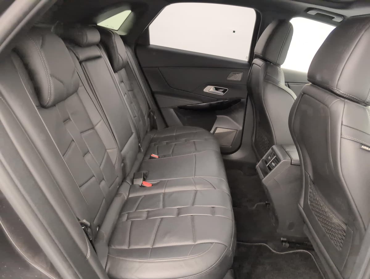 Ds DS7 : banquette arrière en cuir noir à surpiqûres vue depuis la portière avant