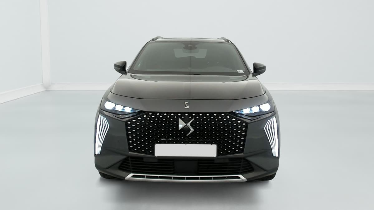 Ds DS7 : face avant avec calandre à motif losanges et feux de jour à LED allumés