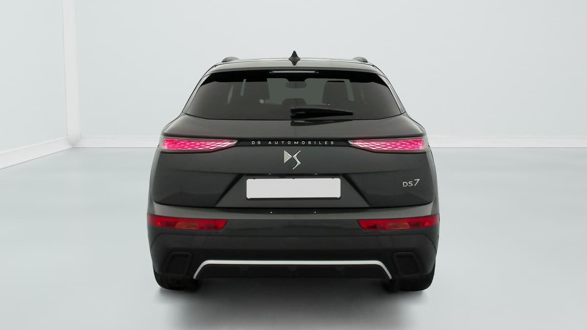 Ds DS7 : face arrière d'un SUV gris foncé avec feux 3D allumés et barres de toit