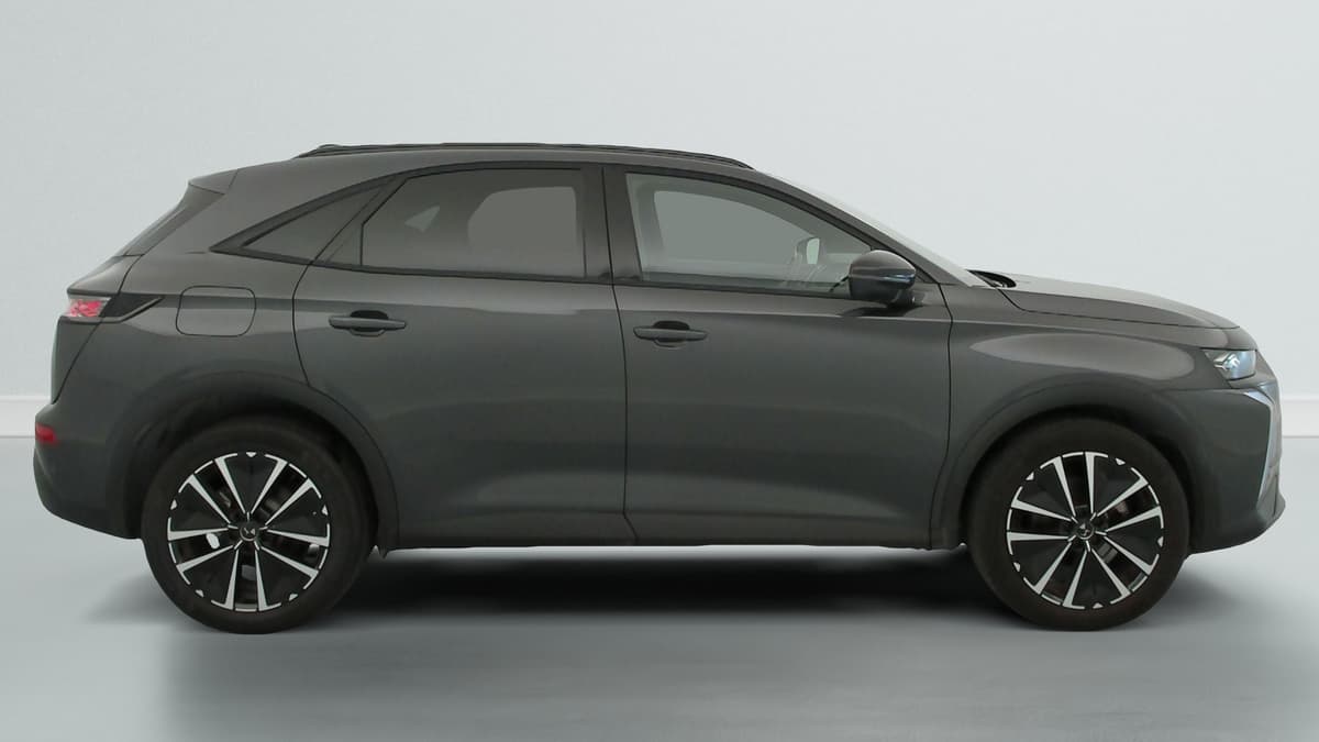 Ds DS7 : profil droit du SUV gris avec jantes alliage bicolores et vitres surteintées