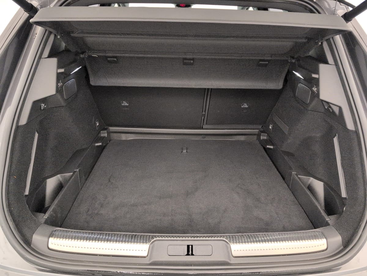Ds DS7 : coffre ouvert avec plancher moquetté noir et cache-bagages en place