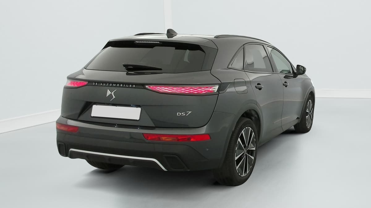 Ds DS7 : vue arrière trois quarts droit avec feux 3D, jantes alliage et barres de toit noires