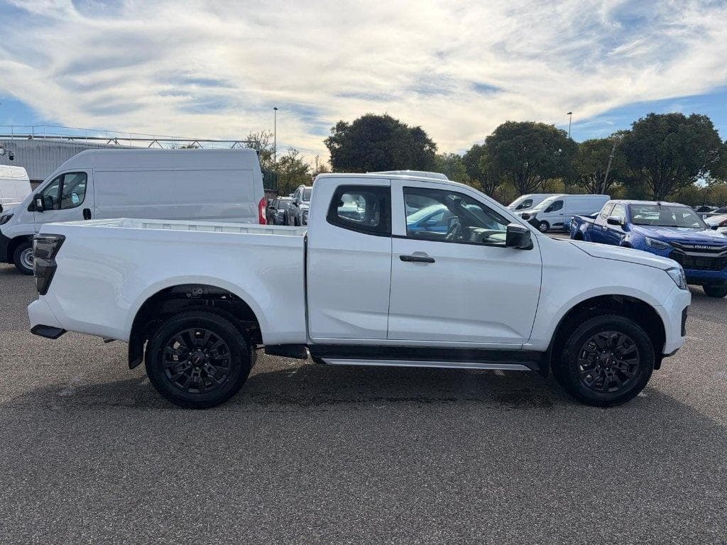 Isuzu D-Max 2.2L SPACE CABINE A/T NITRO SPORT 2026 d'occasion — photo 8 sur 20