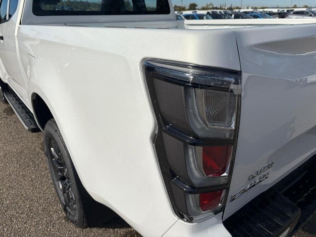 Isuzu D-Max 2.2L SPACE CABINE A/T NITRO SPORT 2026 d'occasion — photo 11 sur 20