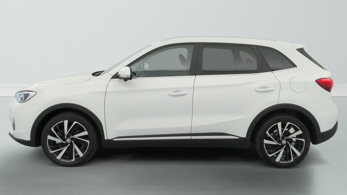 Mg ZS : profil gauche du SUV blanc avec jantes alliage bicolores et rails de toit