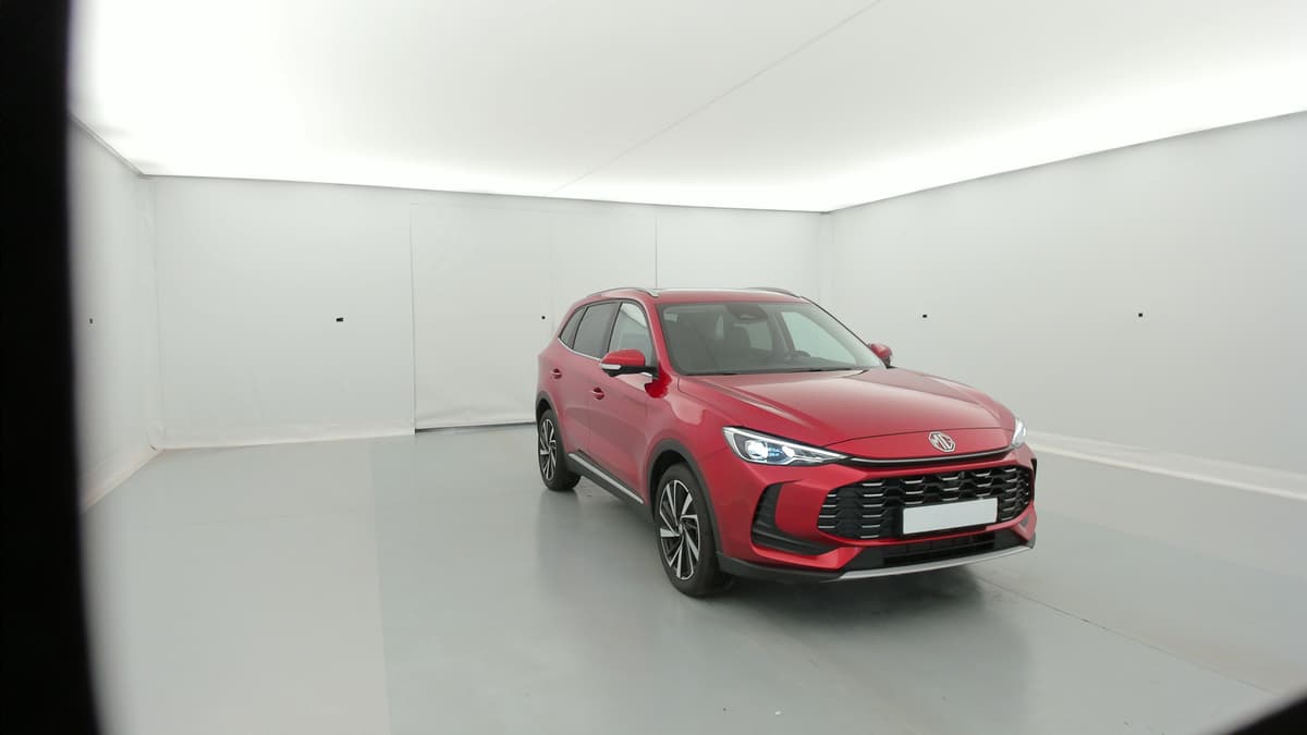 Mg ZS : SUV rouge vu de trois quarts avant droit, avec phares à LED et jantes alliage
