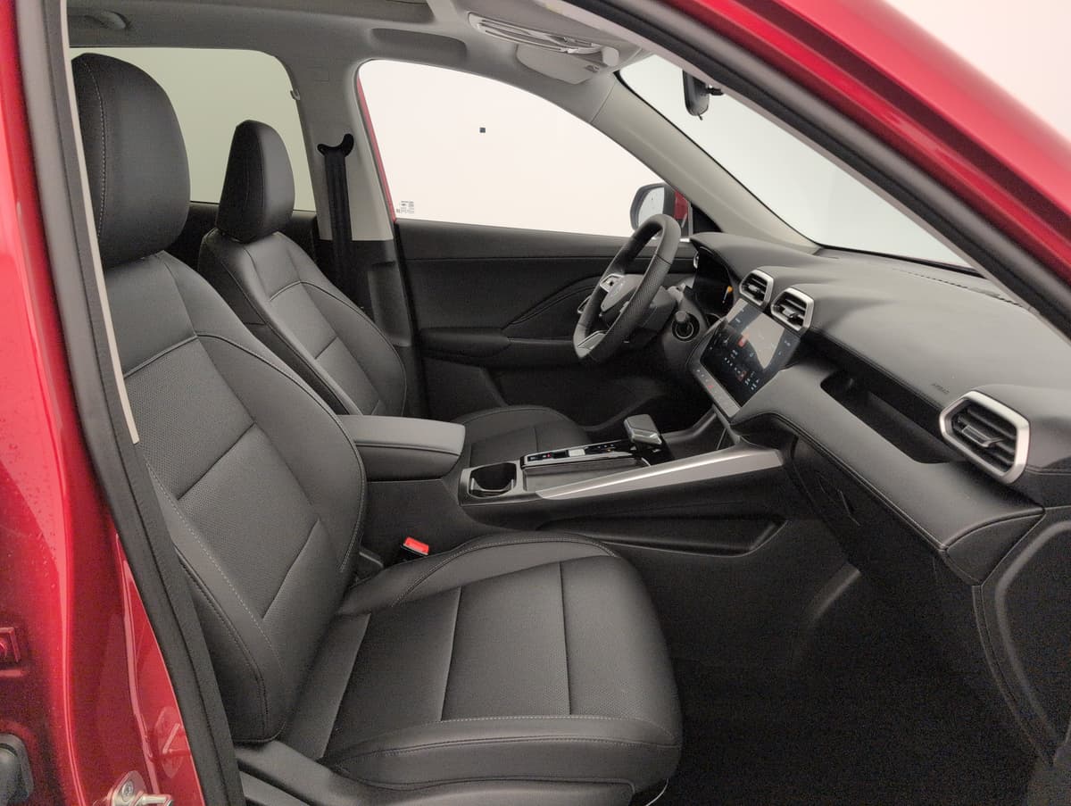 Mg ZS : habitacle avant côté passager avec sièges noirs, console et écran tactile