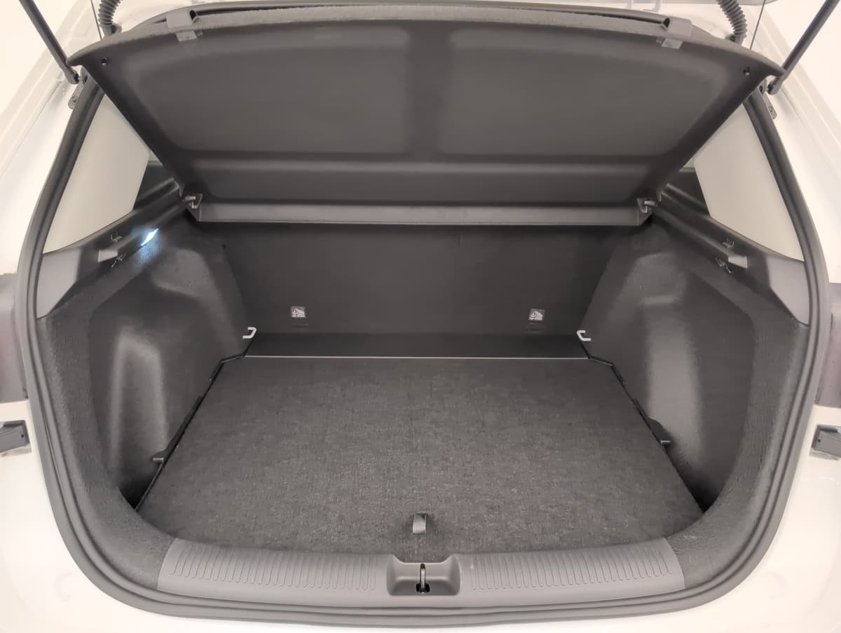 Mg ZS : coffre ouvert avec plancher moquetté et éclairage allumé