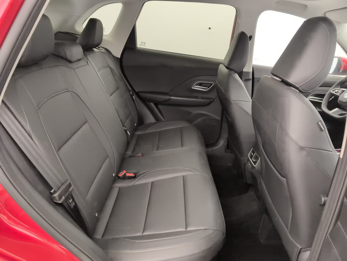 Mg ZS : banquette arrière en similicuir noir vue par la portière ouverte