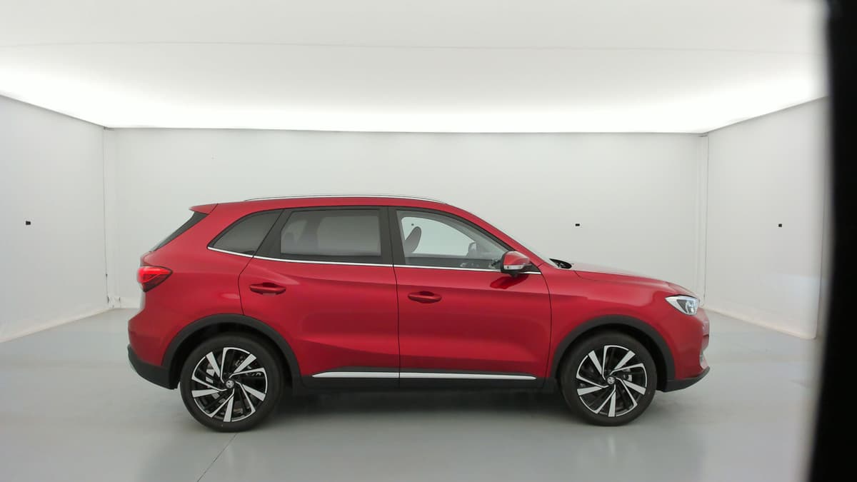 Mg ZS : profil droit du SUV rouge avec jantes alliage et rail de toit